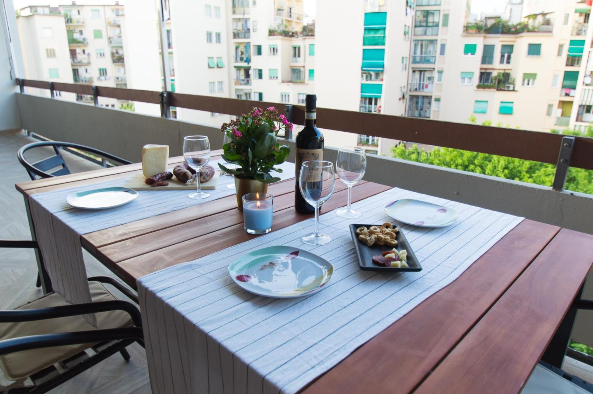 Loggia 27 Three-room Apartamento